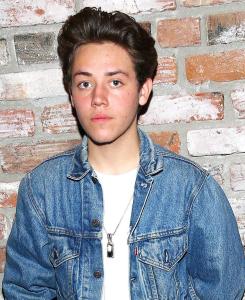 伊森·卡特科斯基的照片