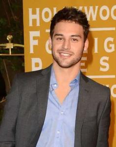 瑞安·古兹曼的照片