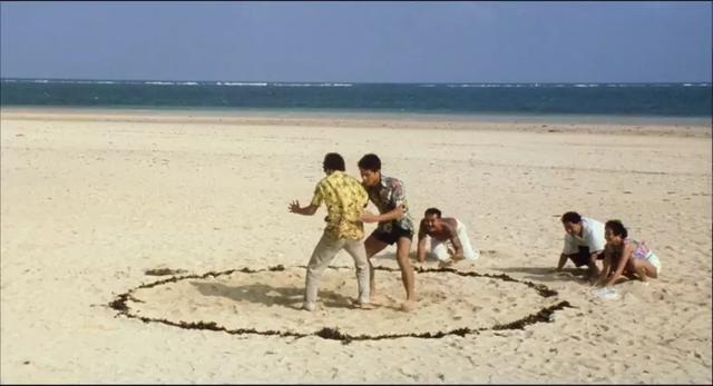 经典黑帮片:两个社团火拼,一方只剩3人,侥幸逃脱