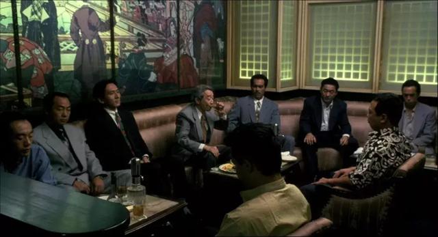 经典黑帮片:两个社团火拼,一方只剩3人,侥幸逃脱