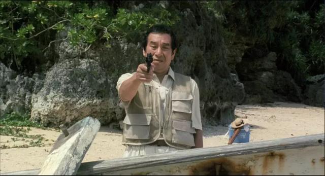 经典黑帮片:两个社团火拼,一方只剩3人,侥幸逃脱