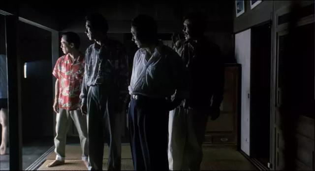 经典黑帮片:两个社团火拼,一方只剩3人,侥幸逃脱