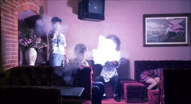 经典黑帮片:两个社团火拼,一方只剩3人,侥幸逃脱