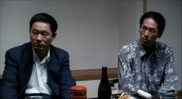 经典黑帮片:两个社团火拼,一方只剩3人,侥幸逃脱