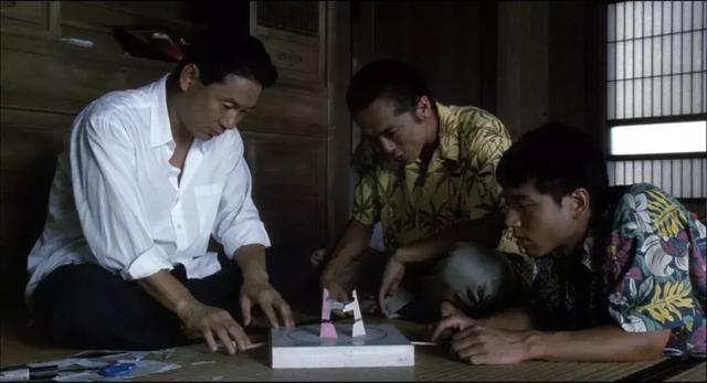 经典黑帮片:两个社团火拼,一方只剩3人,侥幸逃脱