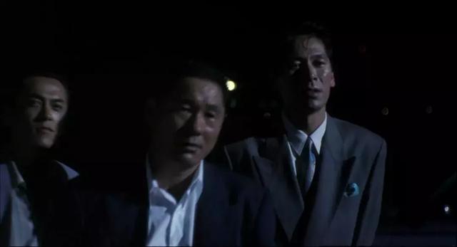 经典黑帮片:两个社团火拼,一方只剩3人,侥幸逃脱